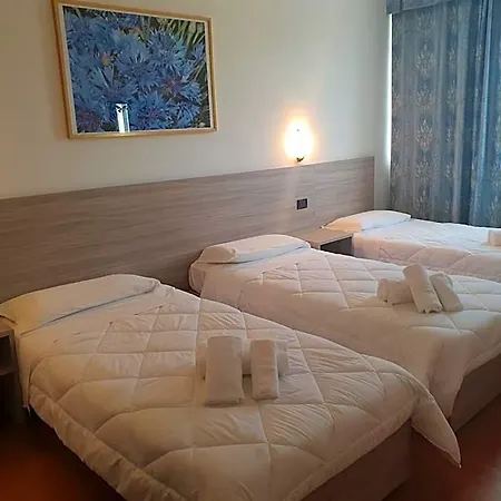 מלון Risthotel Airport 3*